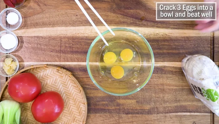 Crack 3 eggs into a bowl and beat well until no egg white is visible.