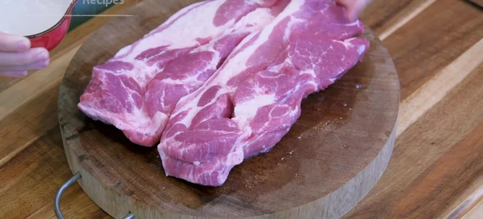 Drizzle cooking wine over the pork and rub it in. Pat dry with paper towels. (407.36)