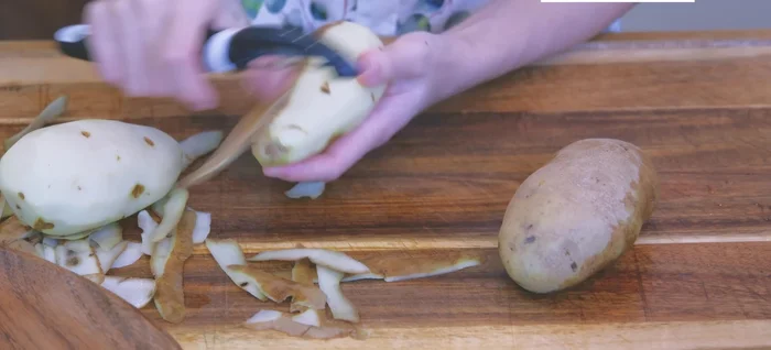 40 minutes before the end, prepare potatoes (or carrots/daikon radish) by peeling and cutting into chunks. Add to the pot along with the red bell pepper (optional).
