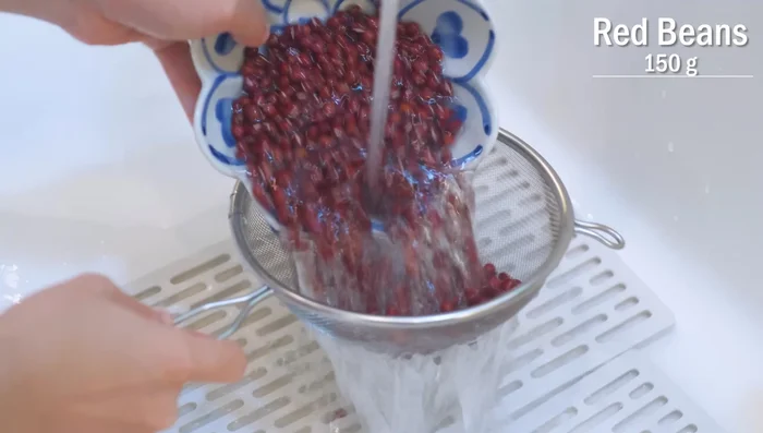 Rinse red beans under running water to remove dust and pick out any broken beans.