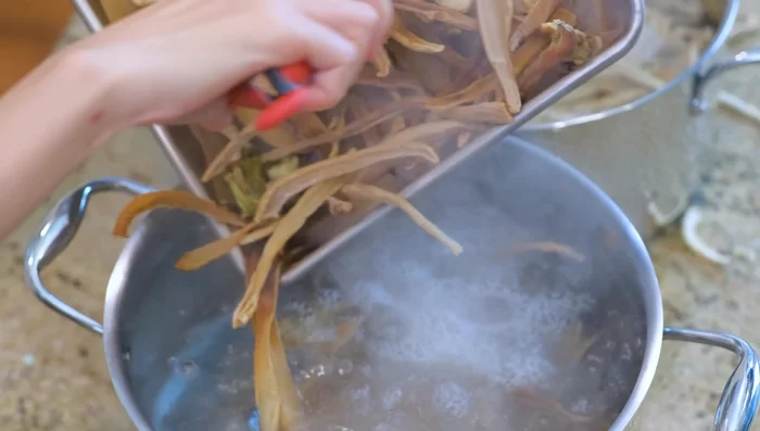 Rehydrate the dehydrated radish by soaking in boiling water for 20 minutes.