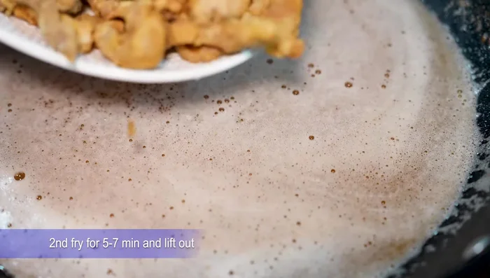 Deep fry the beef (second fry): Increase the heat to high. Fry the beef strips again for 5-7 minutes until very crispy.