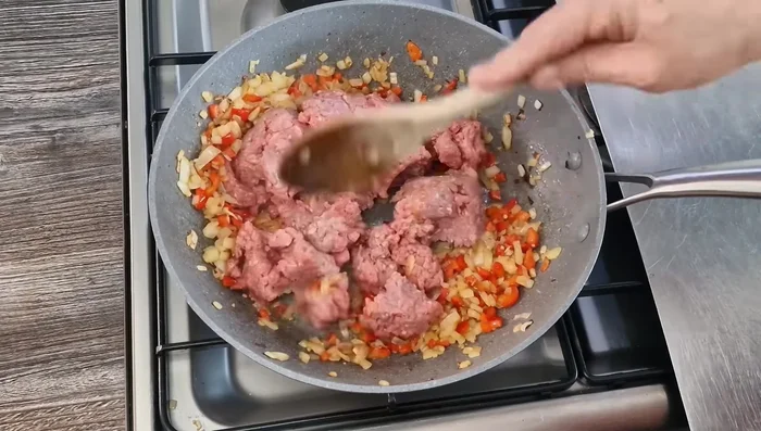 Add the ground beef to the pan and break it up using a wooden spoon and fork until it’s completely crumbled. Cook for 6-8 minutes, until browned and any excess water has evaporated.