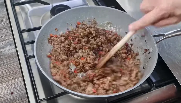 Pour the sauce into the pan and stir-fry for another 6-8 minutes over medium heat, until the sauce has thickened and reduced.
