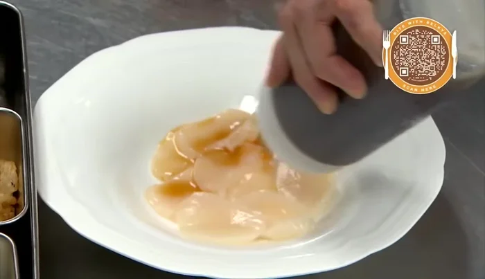 Pour the broth over the scallops, add lemon juice.