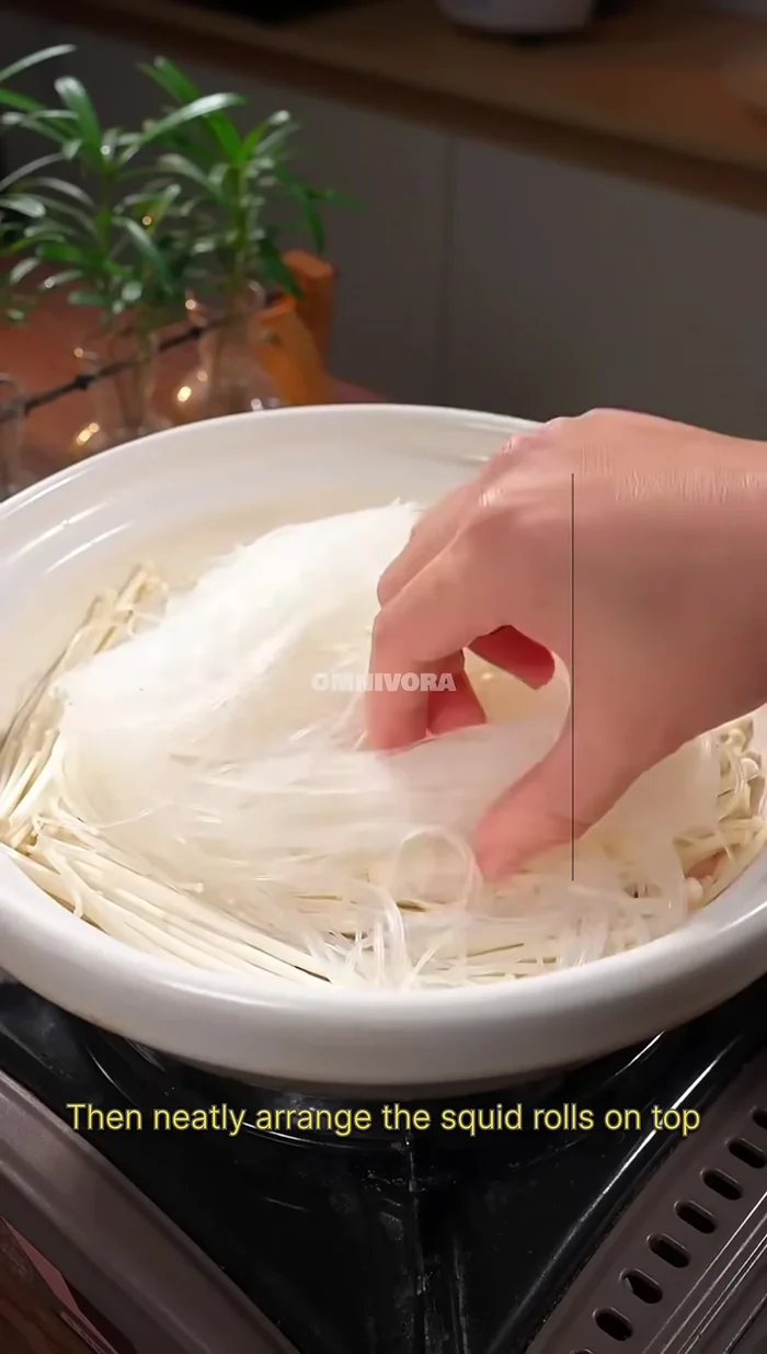 Arrange squid rolls on top and spread garlic sauce over them.