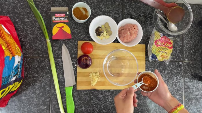 Prepare chilli garlic oil: Mix chilli flakes (or powder), finely chopped garlic, and 1 tablespoon of Kashmiri chilli powder.