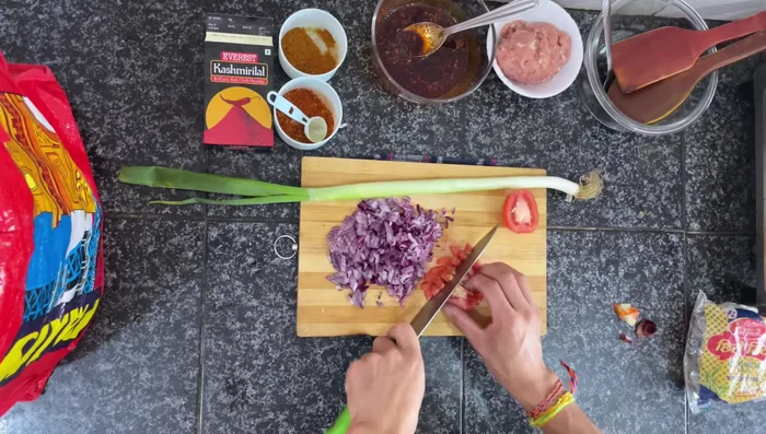 Finely chop onions and tomatoes. Set aside fresh onion leaves for garnish.
