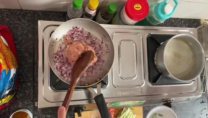 Add 150 grams of minced chicken and fry on low heat until half-cooked.