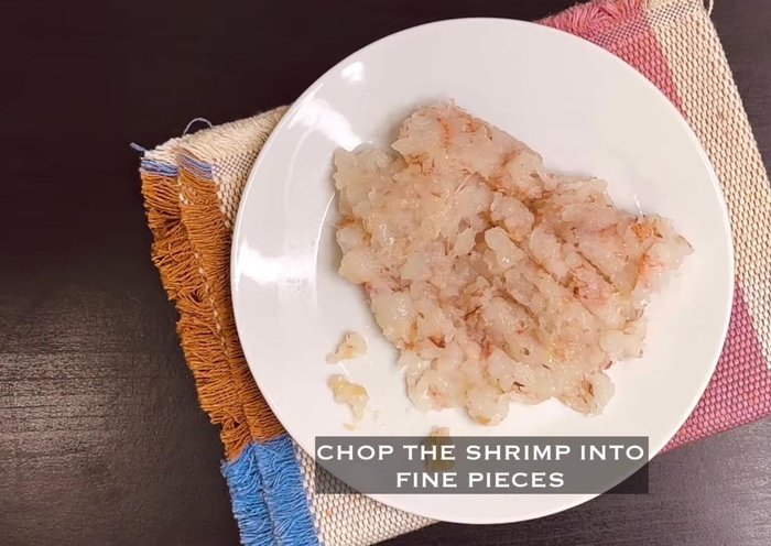 Chop prawns into fine pieces.