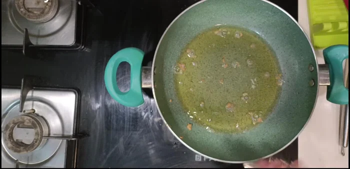 In the same oil (remove excess oil, leaving 4-5 tsp), add chopped garlic and saute for a few seconds. Add tomato ketchup, saute, then add lemon juice and mix well.