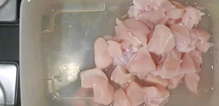 Cut boneless chicken into small pieces, wash, drain, and keep aside.