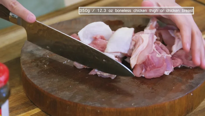 Cut chicken into bite-sized pieces. Marinate with pepper, salt, cooking wine, and egg yolk.