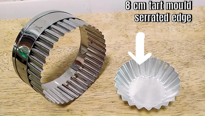 Cut and chill the dough: Roll out the dough to 30cm x 40cm. Cut 12 circles (avoiding edges) using a 9cm cutter, slightly larger than your 8cm tart mold. Chill for 15 minutes.