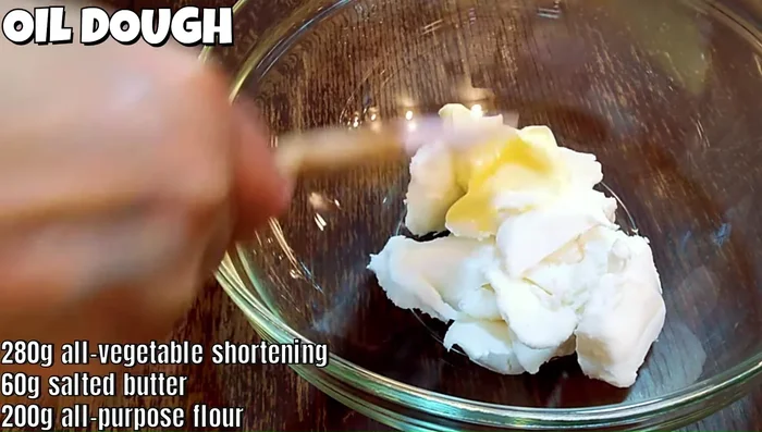 Prepare the oil dough: Mix vegetable shortening, room temperature salted butter, and all-purpose flour thoroughly. Freeze in a container for 1 hour.