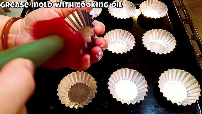 Assemble and bake: Grease the tart molds. Press the dough circles into the molds, leaving a lip. Fill with the egg custard mixture (about 80% full). Bake in a preheated oven at 250°C for 10-12 minutes.