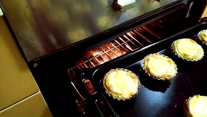 Cool and serve: Let the tarts cool for at least 10 minutes before serving. Enjoy warm!