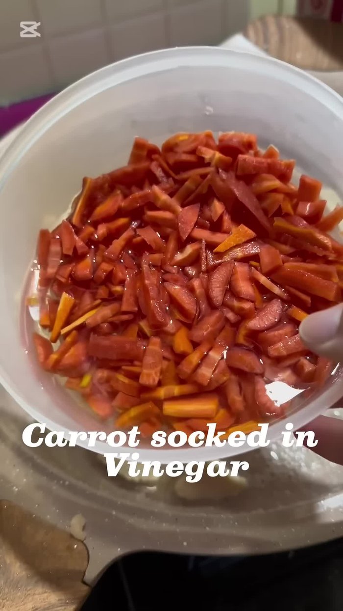 Cut carrots into cubes, soak for 10 minutes, and mix them with the chicken.