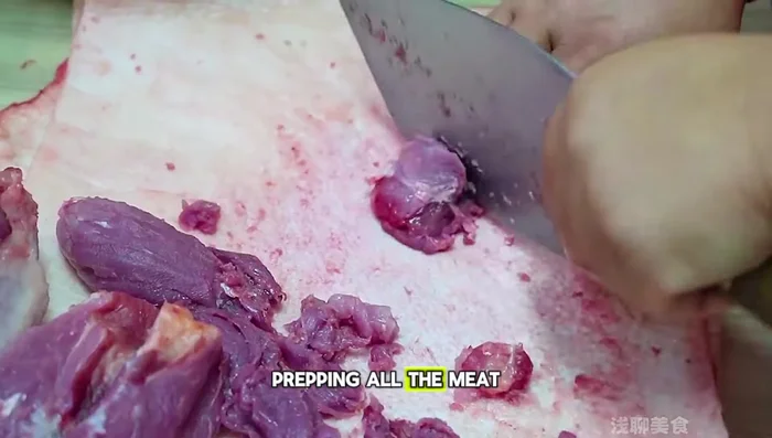Prepare the pork: Trim excess fat and skin from premium pork leg cuts. Separate lean and fatty parts. Carefully remove all sinews and membranes from the lean meat. This requires skill and patience.