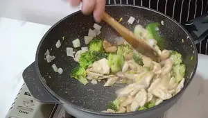 Easy 10-Minute Chicken & Broccoli in Oyster Sauce Recipe