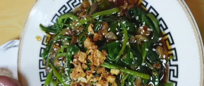 Garnish with the crispy garlic.