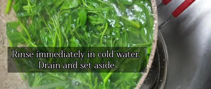 Immediately rinse the water spinach in cold water, drain, and set aside.