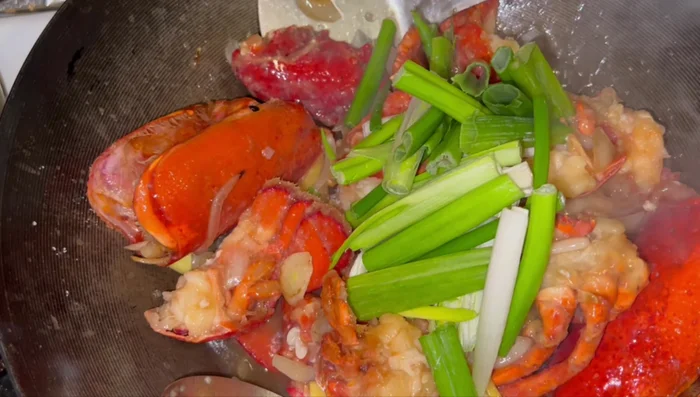 Just before serving, add green onions and a dash of oil for shine. (1071.559)
