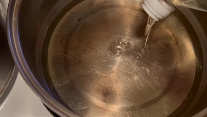 Heat peanut oil in a wok or frying pan. When oil bubbles, deep-fry lobster in batches until golden brown. (741.6)
