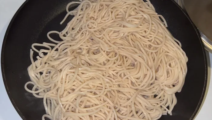 Preheat two frying pans. Add oil and grill noodles until crispy, flipping several times. (891.68)