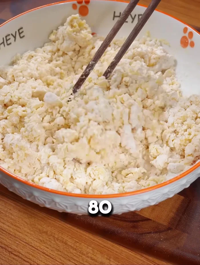 Add 25g cooking oil and knead the dough for about 10 minutes, using a rubbing motion like washing clothes.