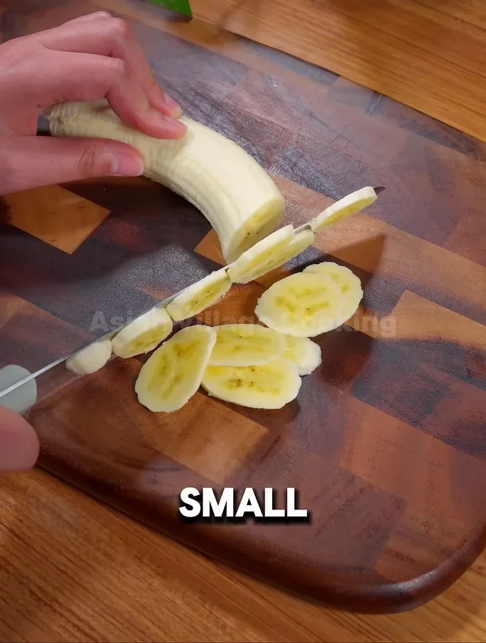 Cut a banana into small slices.