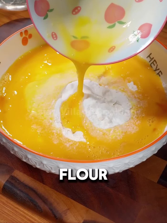 In a large bowl, mix 300g flour, 30g sugar, and 3g dough enhancer. Stir evenly.