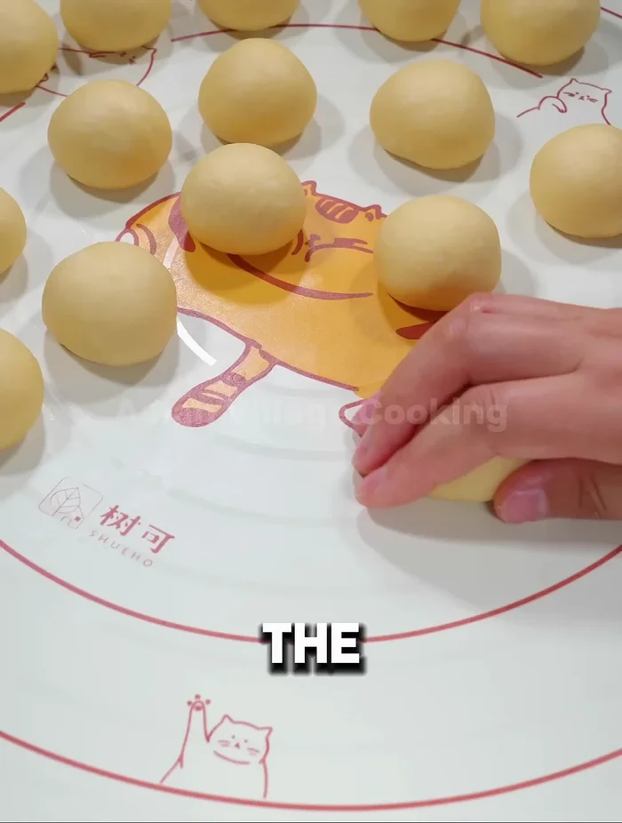 Roll the dough into a long strip and cut it into 16 equal parts. Roll each part into a ball, then roll them out slightly longer.