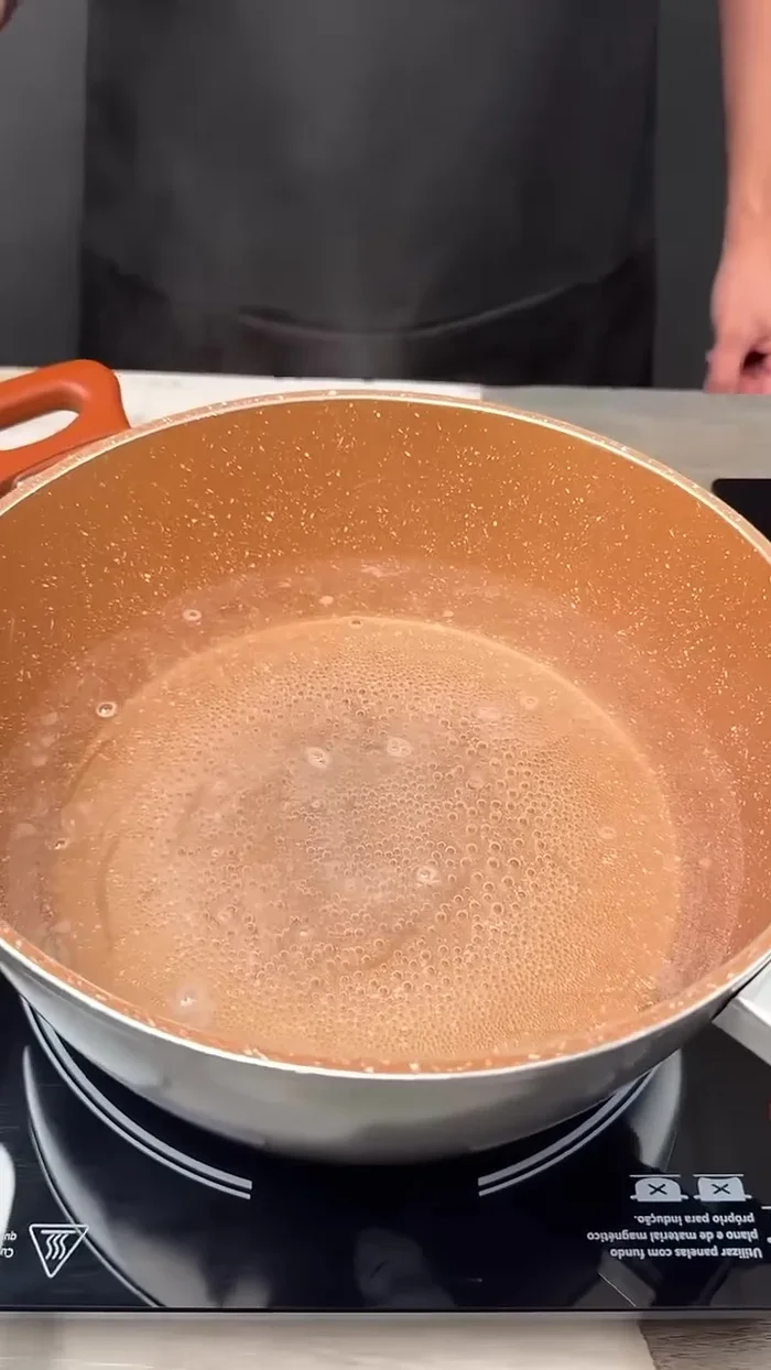 In a pot of boiling water, add 1 teaspoon of salt and 200g of pasta. Cook until done.