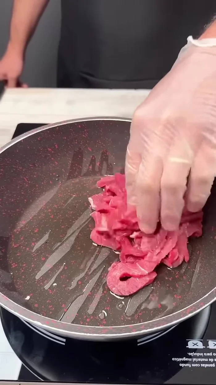 Add oil to a pan, then add the meat and fry.