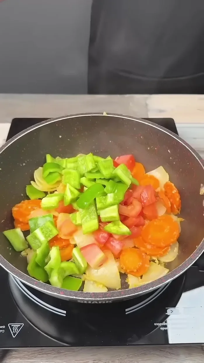 Add 1 tomato, 1 green bell pepper, and salt to taste. Stir.
