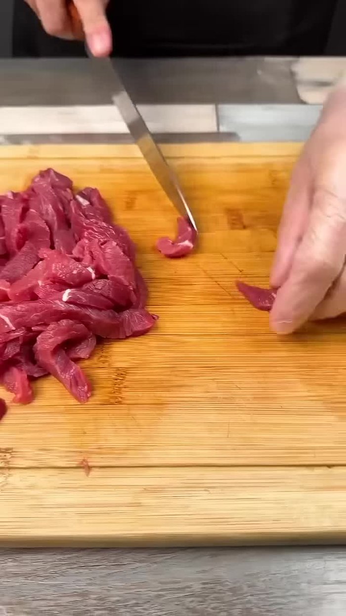 Cut 400g of meat into strips.