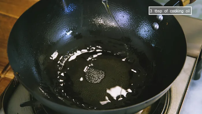 Drain soaked glutinous rice completely. Stir-fry with cooking oil and dark soy sauce until slightly sticky.