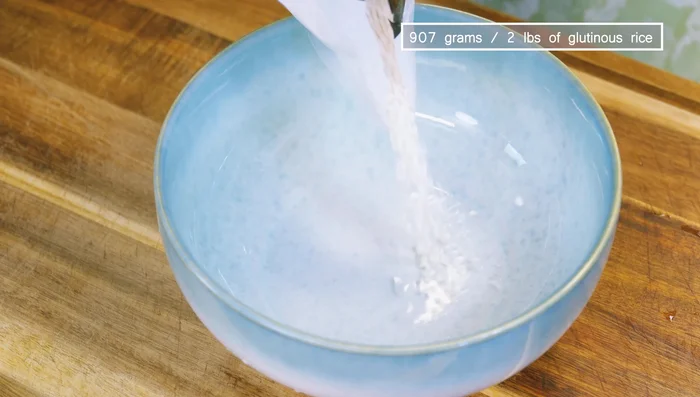 Soak glutinous rice in hot water for 1 hour.