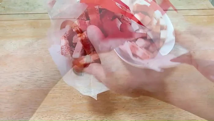 Cut vegetarian meat into 1cm cubes.