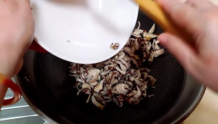 Heat oil in a pan. Stir-fry mushrooms for 3 minutes, then add vegetarian meat and stir-fry for 2 minutes.