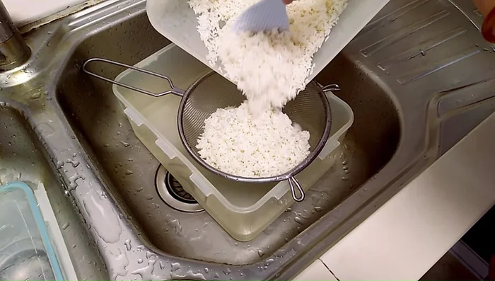 Drain the soaked glutenous rice. Heat oil in a pan. Stir-fry the rice for 5 minutes, adding salt, pepper, five-spice powder, black soy sauce, vegetarian oyster sauce, and mushroom powder (optional).