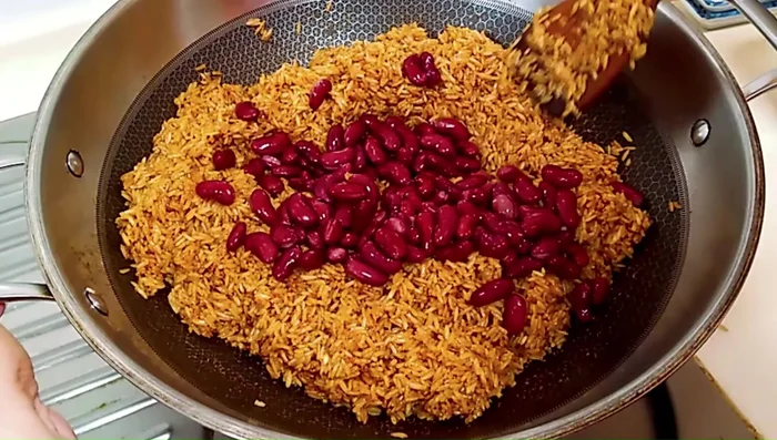 Add cooked kidney beans to the rice and mix well.