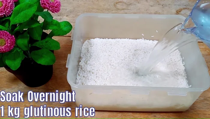 Soak glutenous rice overnight in the refrigerator with sufficient water (at least 1 inch above the rice level).