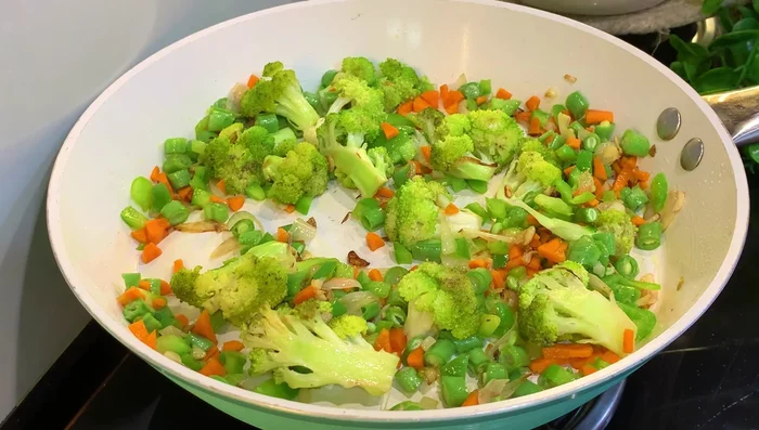 Cover and cook on medium flame for 4-5 minutes, stirring occasionally.
