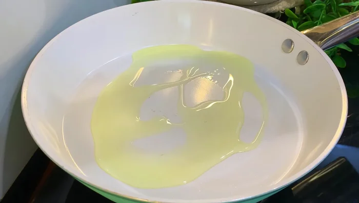 Place the pan on the gas and add one tablespoon of oil. Heat the oil.
