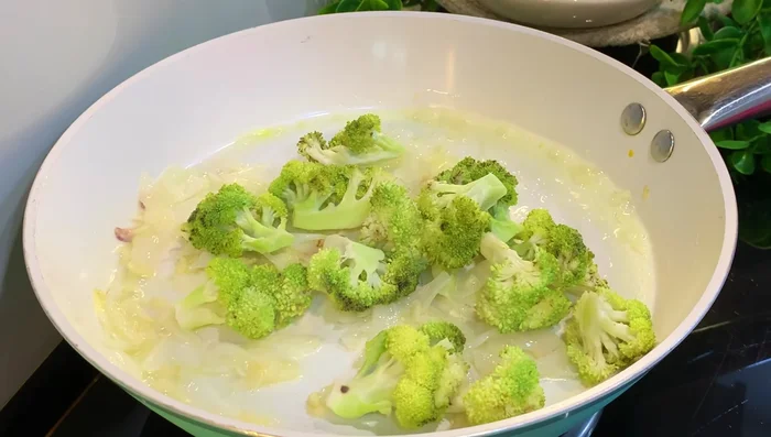 Add broccoli and roast on medium flame for 1-2 minutes.