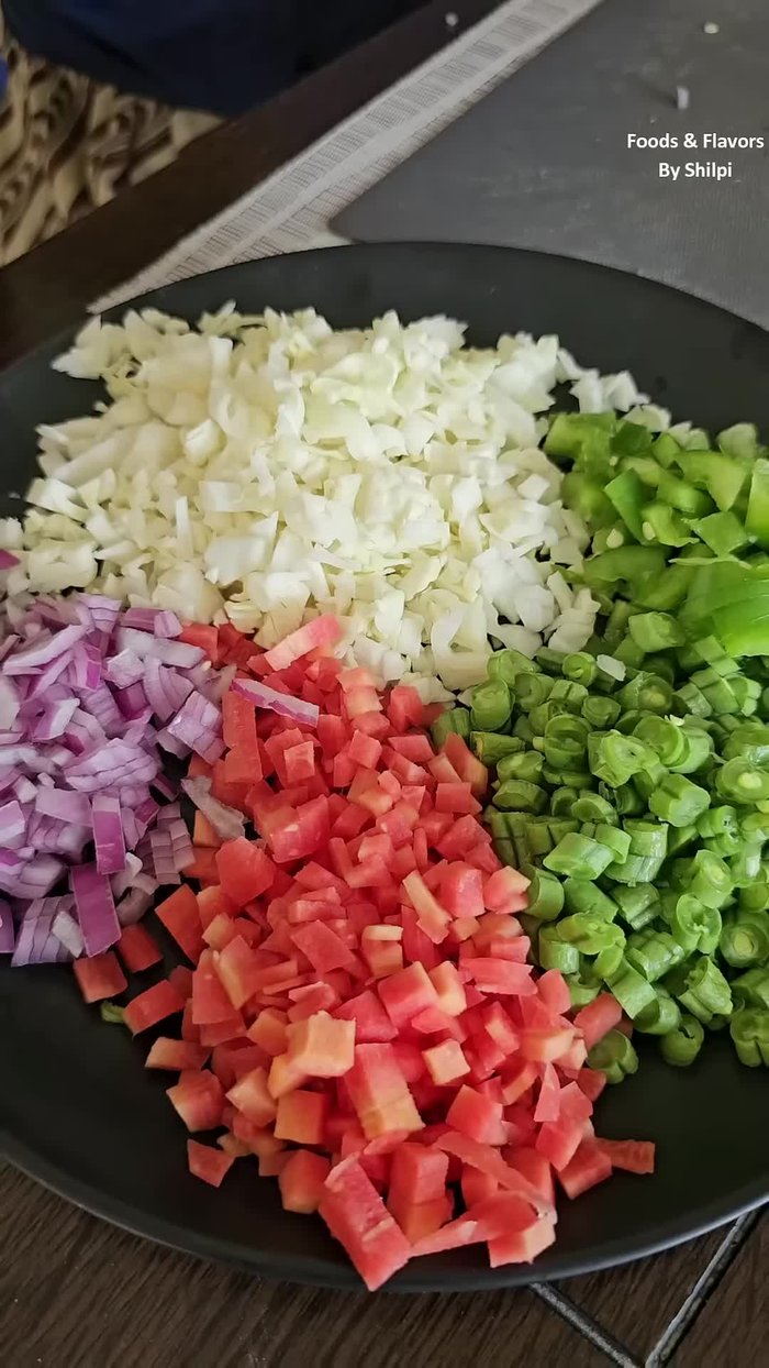 Cut carrots, cabbage, beans, and mushrooms into medium-sized pieces.