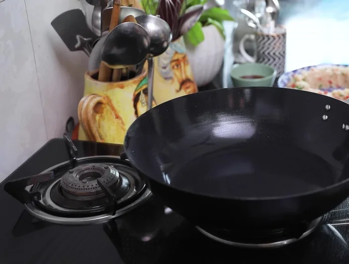 Prepare the mushroom gravy: In the same wok, add more oil and heat.