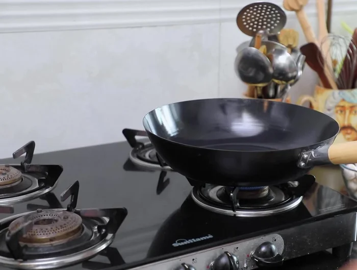Heat vegetable oil in a wok (or karai).